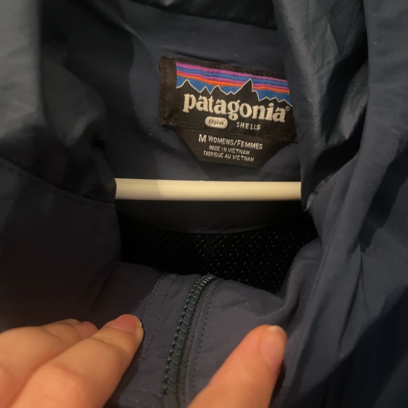 Patagonia women’s rain coat. Rain repellent not waterproof. Size M - Picture 2 of 2
